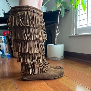 Minnetonka Five Layer Fringe Boots Boho Brown Women’s Size 9